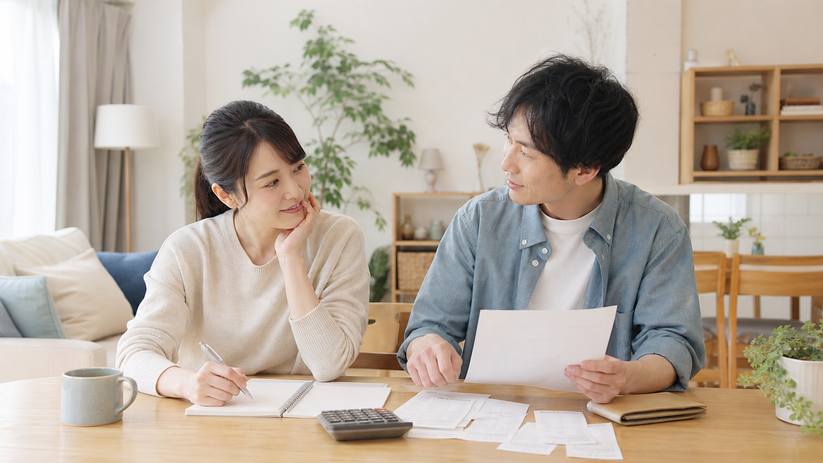二人暮らしの生活費は月いくら？家賃込みのリアルな内訳 二人暮らしの生活費は家賃込みで月25万〜30万円が目安 解説イメージ